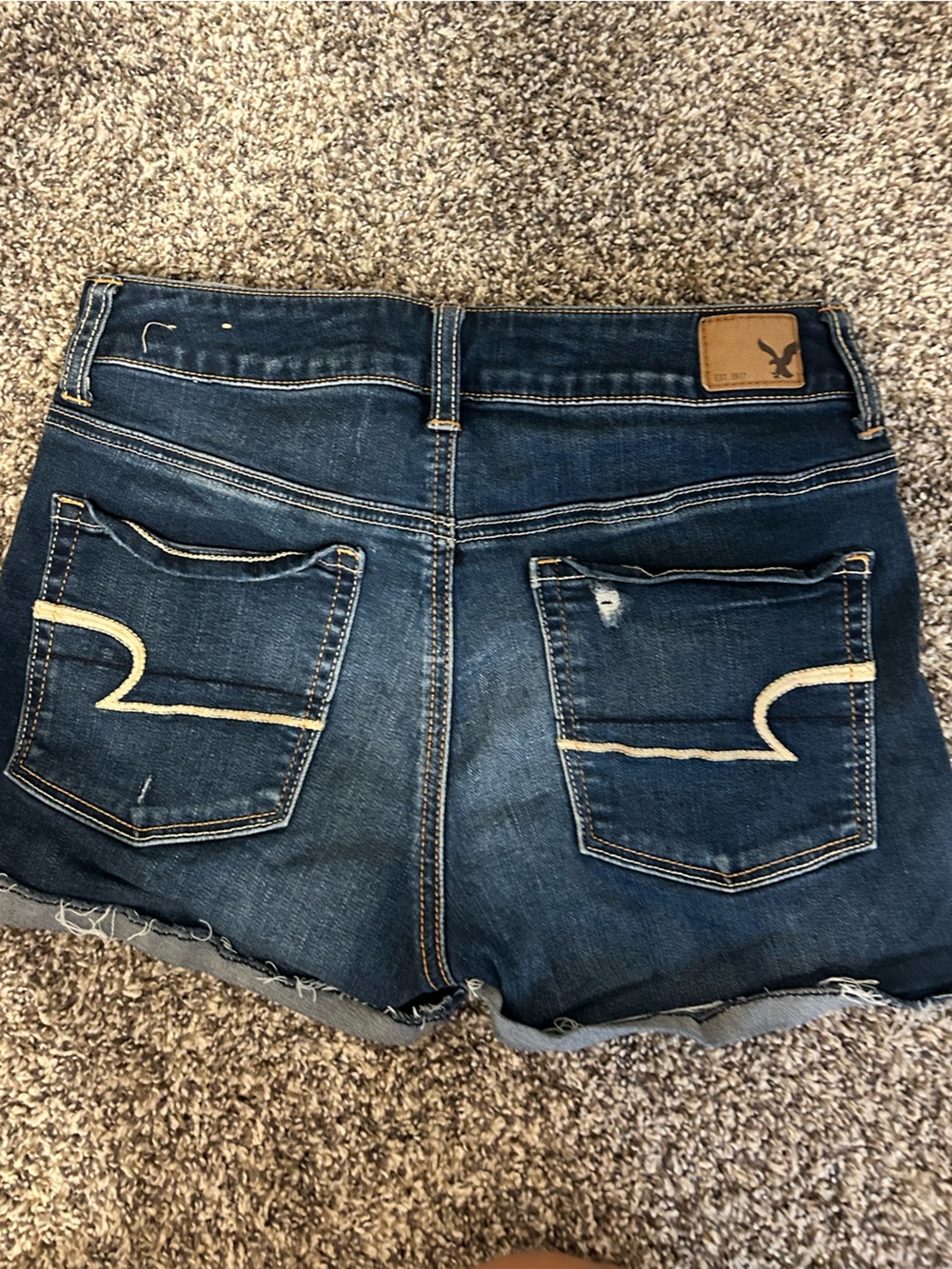 Women’s American Eagle Outfitters Dark Distressed Roll-Hem Denim Shorts, size 6 - Picture 5 of 12